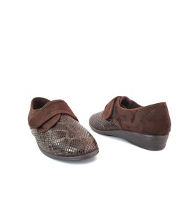 Vista de los dos perfiles de zapatilla de casa para pies delicados para mujer fabricada por el doctor Cutillas de color marrón