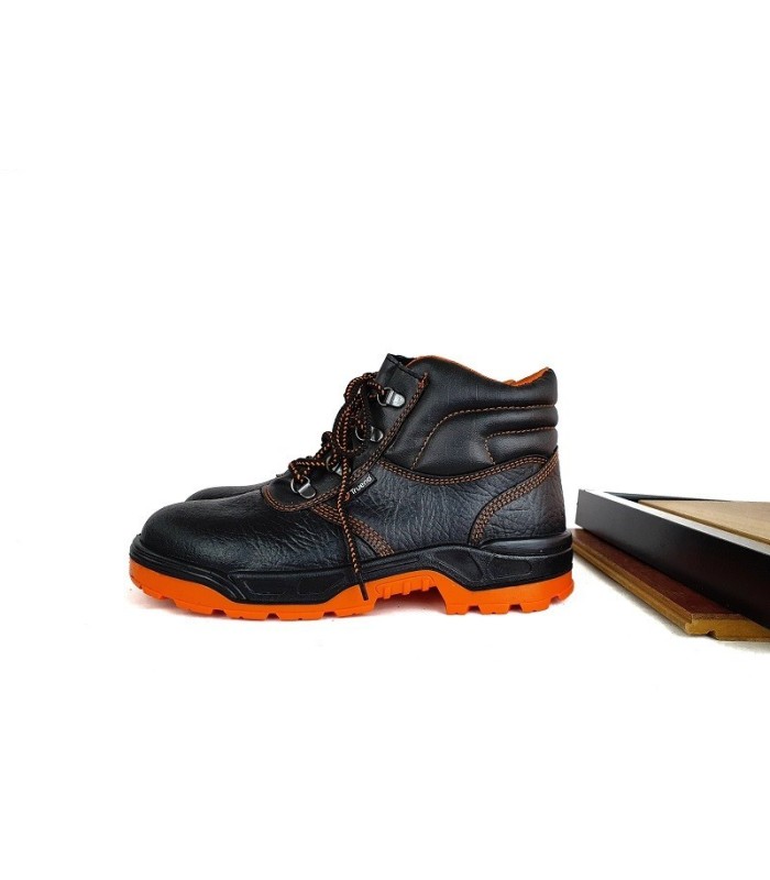 bota de trabajo de seguridad con puntera reforzada fabricada por Trueno en color negro con suela color naranja.