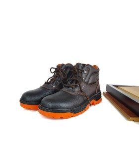 Bota de trabajo de seguridad con puntera reforzada en piel de color negro fabricada por Trueno en España.