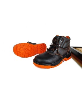 Bota de trabajo de seguridad con puntera reforzada en piel de color negro fabricada por trueno en España.