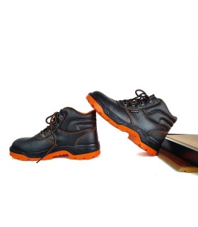 Botas de trabajo de seguridad con puntera reforzada en piel de color negro fabricada por Trueno en España.