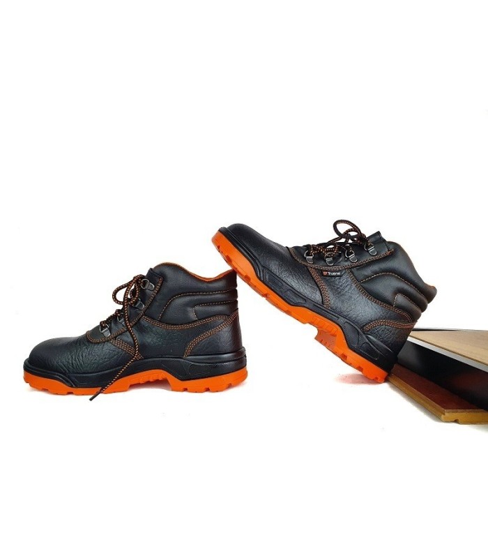 Botas de trabajo de seguridad con puntera reforzada en piel de color negro fabricada por Trueno en España.