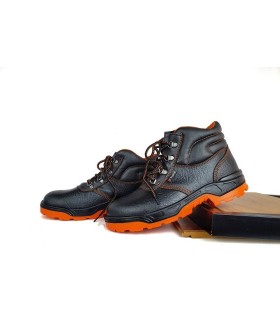 Botas de trabajo de seguridad con puntera reforzada en piel de color negro fabricada por Trueno en España.