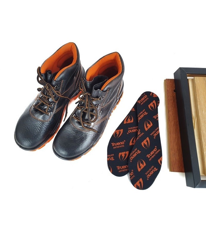 Bota de trabajo de seguridad con puntera reforzada en piel de color negro fabricada por Trueno en España.