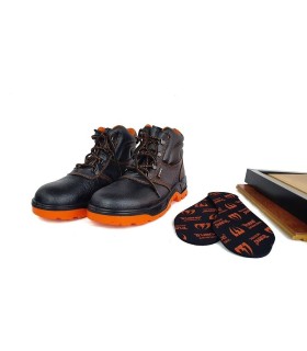 Bota de trabajo de seguridad con puntera reforzada en piel de color negro fabricada por Trueno en España.