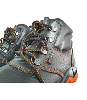 Bota de trabajo de seguridad con puntera reforzada en piel de color negro fabricada por Trueno en España.