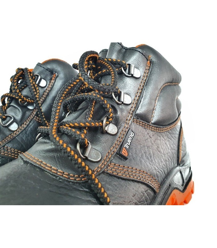 Bota de trabajo de seguridad con puntera reforzada en piel de color negro fabricada por Trueno en España.