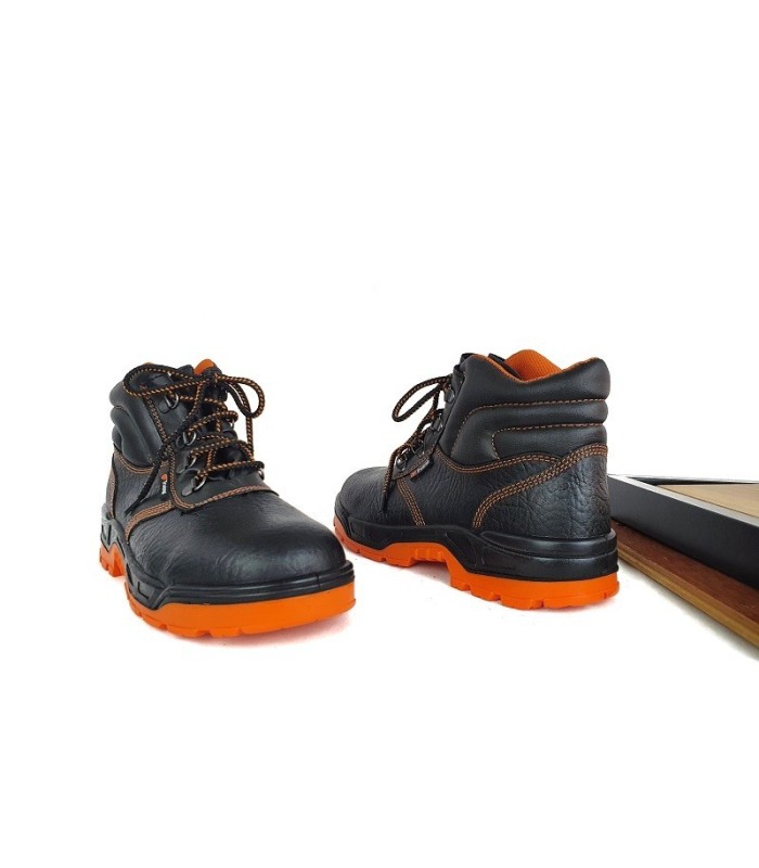 Bota de trabajo de seguridad con puntera reforzada en piel de color negro fabricada por Trueno en España.