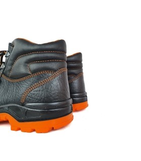 Bota de trabajo de seguridad con puntera reforzada en piel de color negro fabricada por Trueno en España.