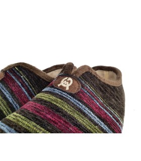 zapatilla de casa cerrada de rayas de colores para invierno fabricada por Gema García en Españ