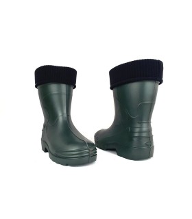 Vista trasera de bota verde impermeable muy ligera para hombre