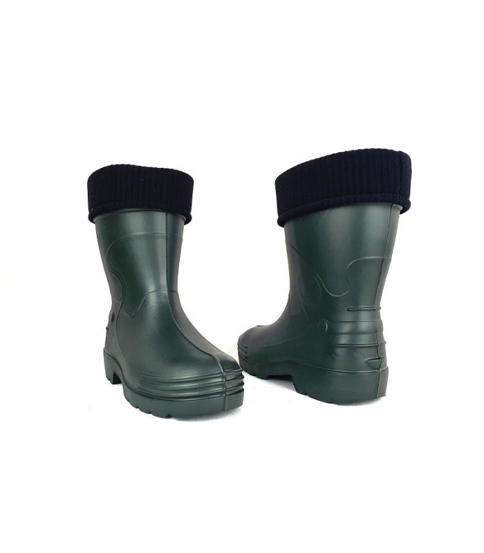 Vista trasera de bota verde impermeable muy ligera para hombre