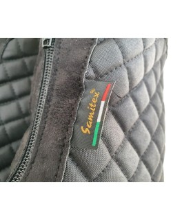 Primer plano del corte textil acolchado de bota negra de mujer samitex