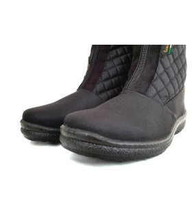 Bota negra con membrana waterproof que te protege frente a al luvia y forro de borreguito para mujer fabricad por Samitex