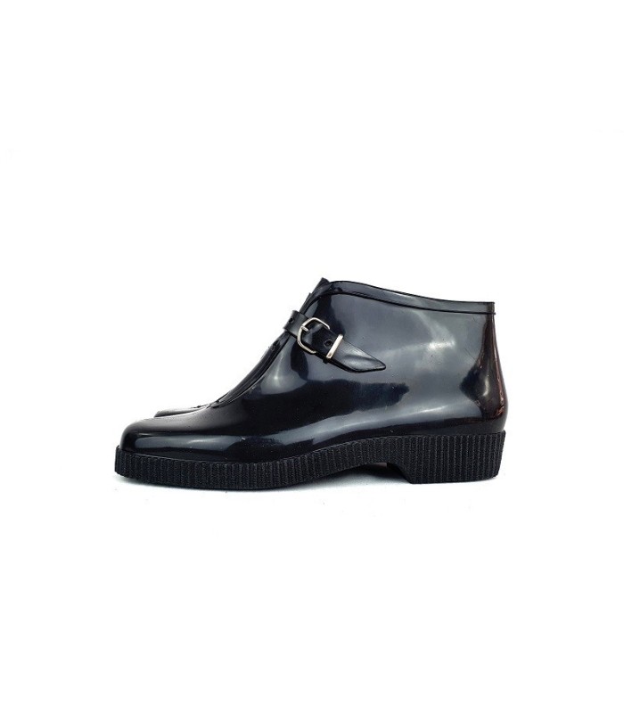 Vista lateral de Botín katiuska de color negro para mujer fabricado por Alpino