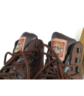 Bota de trekking o senderismo de piel marrón fabricada por Notton para hombre