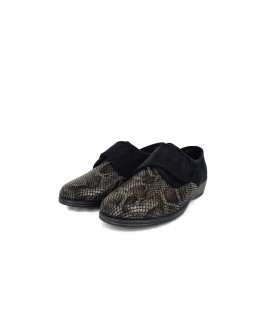 Zapatilla cómoda con velcro y puntera ancha Doctor Cutillas negra, vista de medio perfil