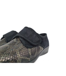 Detalle del estampado animal print en zapatilla licra Doctor Cutillas en zapatilla negra
