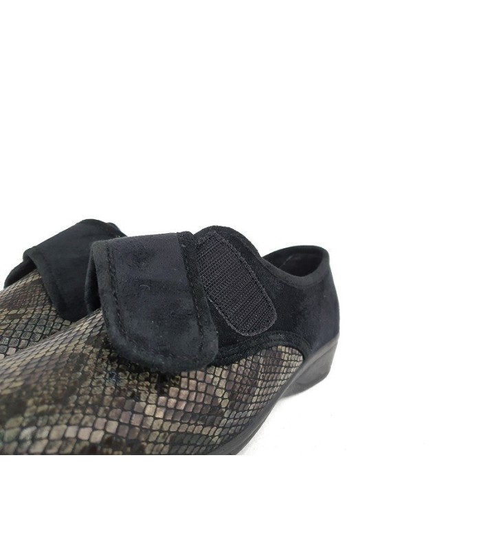 zapatilla de casa para pies delicados para mujer fabricada por el doctor Cutillas de color negro