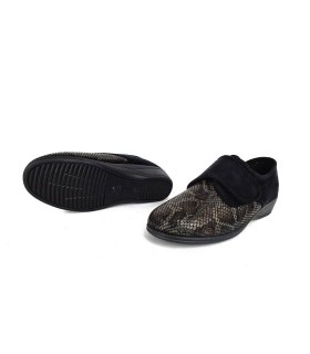 Piso antideslizante con cuña en zapatilla Doctor Cutillas para pies sensibles en zapatilla negra