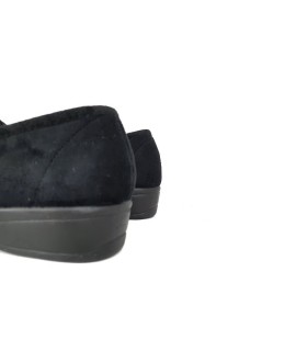 zapatilla de casa para pies delicados para mujer fabricada por el doctor Cutillas de color negro