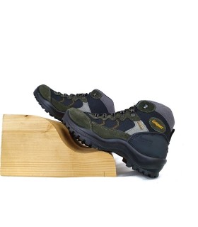 Bota de hombre para senderismo fabricada por Grsiport en color verde con membrana Gritex para el agua