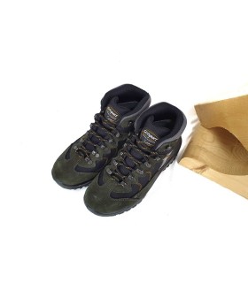 Bota de hombre para senderismo fabricada por Grisport en color verde con membrana Gritex para el agua