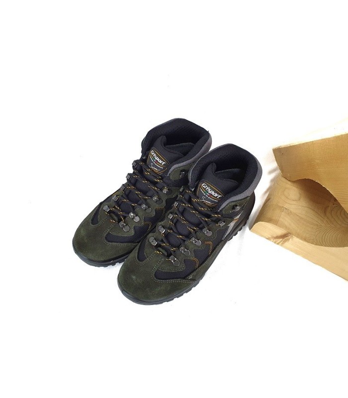 Bota de hombre para senderismo fabricada por Grisport en color verde con membrana Gritex para el agua