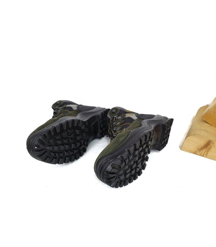 Bota de hombre para senderismo fabricada por Grisport en color verde con membrana Gritex para el agua