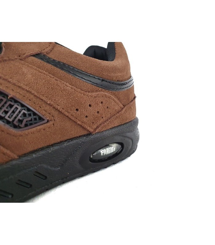 zapatilla deportiva para hombre de piel de serraje con cierre de velcros con horma ancha fabricado por Paredes de color marrón