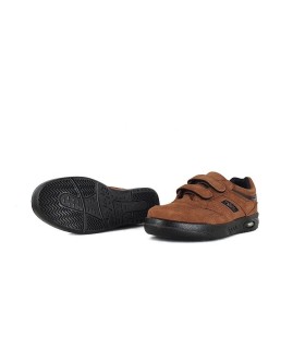 zapatilla deportiva para hombre de piel de serraje con cierre de velcros con horma ancha fabricado por Paredes de color marrón