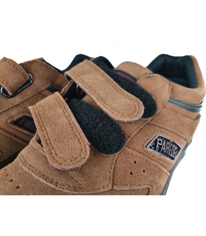 zapatilla deportiva para hombre de piel de serraje con cierre de velcros con horma ancha fabricado por Paredes de color marrón