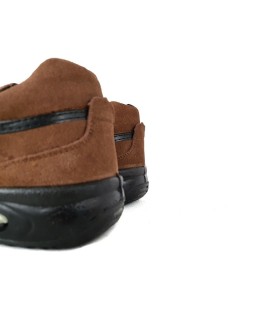 zapatilla deportiva para hombre de piel de serraje con cierre de velcros con horma ancha fabricado por Paredes de color marrón