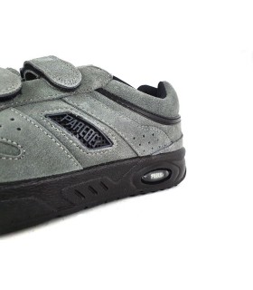 zapatilla deportiva para hombre de piel de serraje con cierre de velcros con horma ancha fabricado por Paredes de color gris