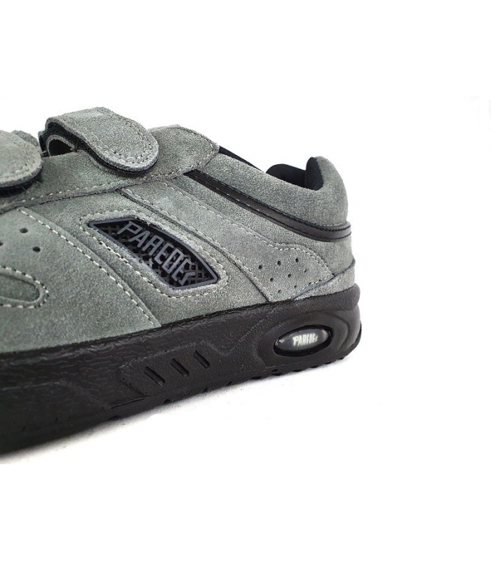 zapatilla deportiva para hombre de piel de serraje con cierre de velcros con horma ancha fabricado por Paredes de color gris