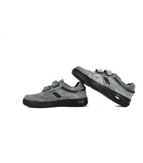 zapatilla deportiva para hombre de piel de serraje con cierre de velcros con horma ancha fabricado por Paredes de color gris