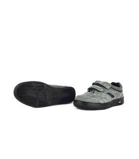 zapatilla deportiva para hombre de piel de serraje con cierre de velcros con horma ancha fabricado por Paredes de color gris