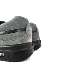 zapatilla deportiva para hombre de piel de serraje con cierre de velcros con horma ancha fabricado por Paredes de color gris