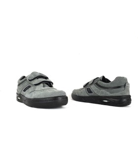 zapatillas deportivas para hombre de piel de serraje con cierre de velcros con horma ancha fabricado por Paredes de color gris