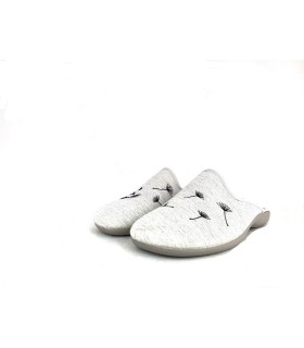 zapatilla de casa para verano de mujer de color gris con arbol chino bordado plana fabricada por Isasa
