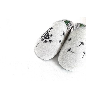 zapatilla de casa para verano de mujer de color gris con arbol chino bordado plana fabricada por Isasa