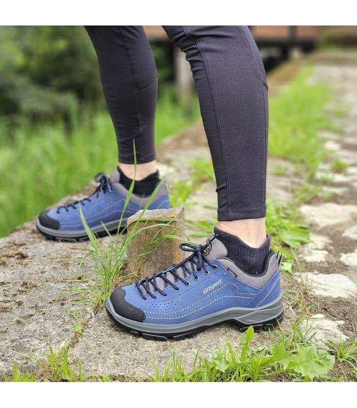 zapatillas senderismo azules impermables puestas